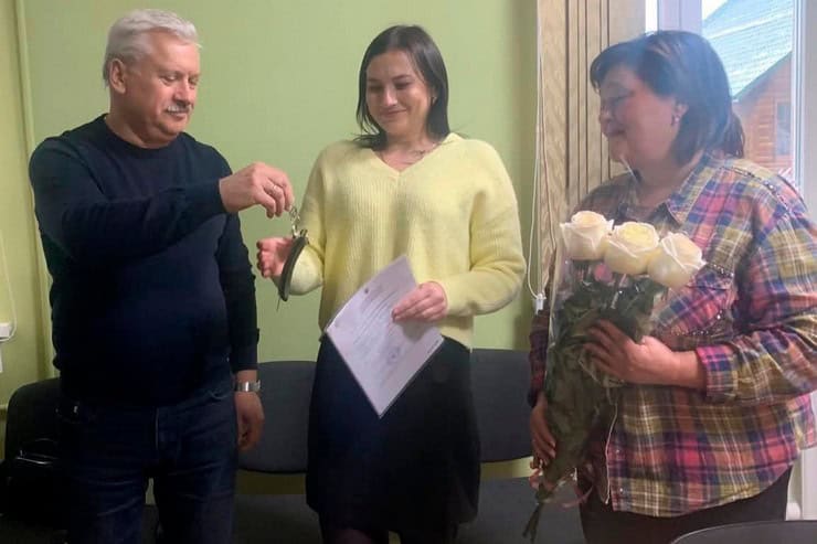 Лікарка з Лубнів отримала ключі від квартири, як різдвяний подарунок