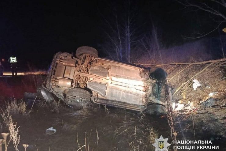 Внаслідок ДТП в Лубенському районі загинув 56-річний водій: його автомобіль перекинувся та зіткнувся з деревом