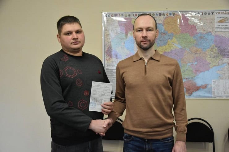 Лікар-хірург Пирятинської лікарні отримав ордер на 2-кімнатну квартиру